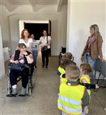Návšteva seniorov a detí z jaslí v kultúrnom centre